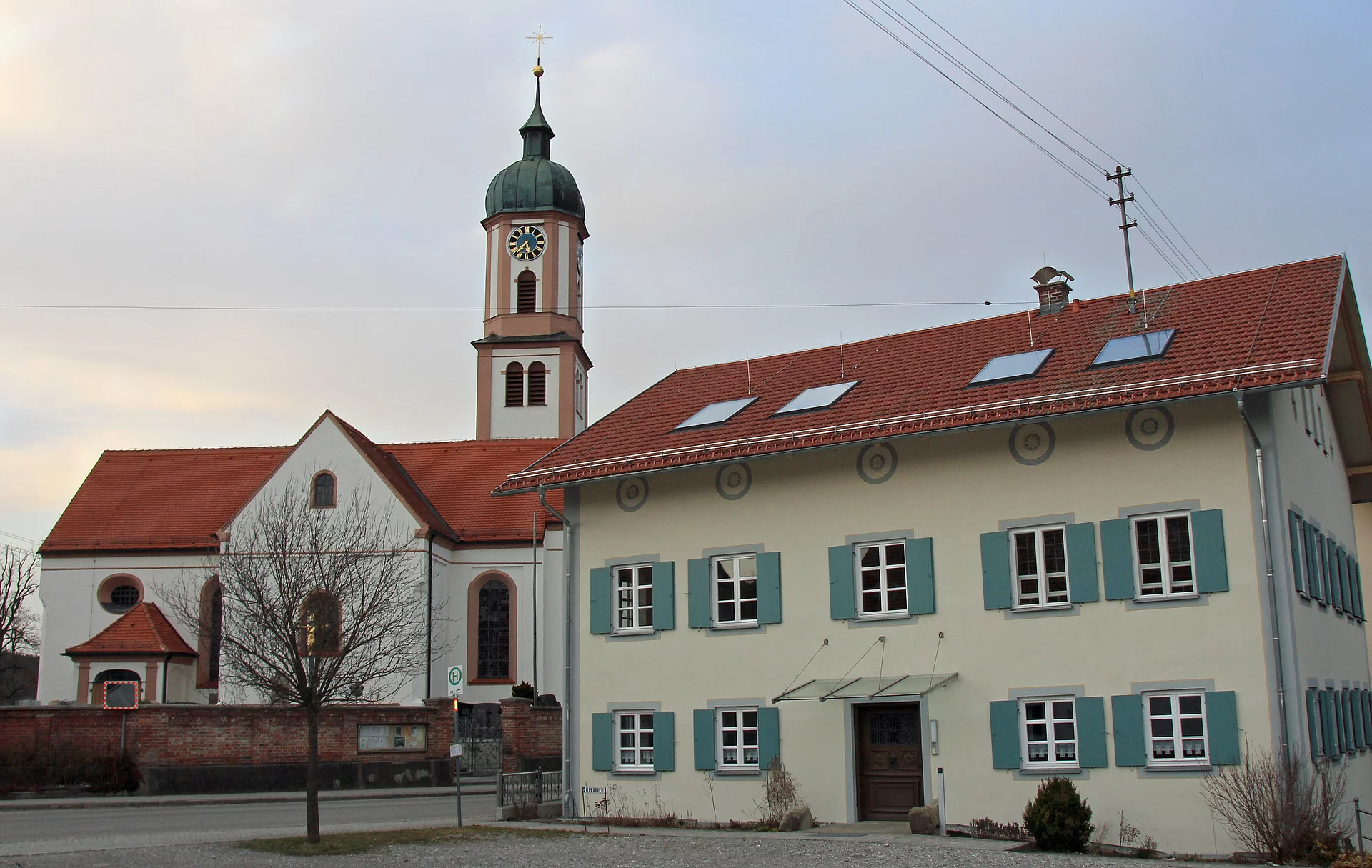 Pfarrhof und Kirche in Apfeltrang