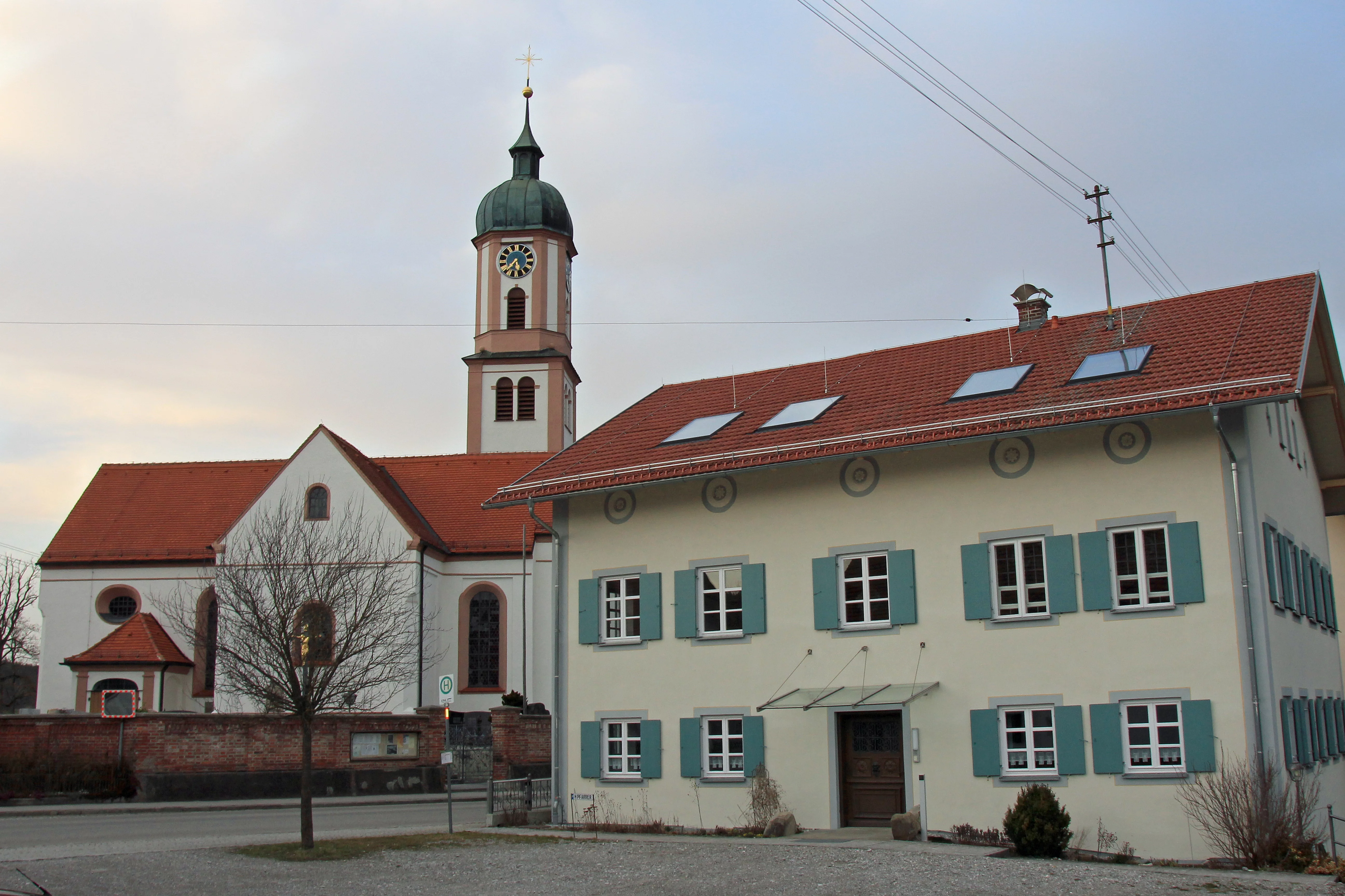 Pfarrhof und Kirche in Apfeltrang